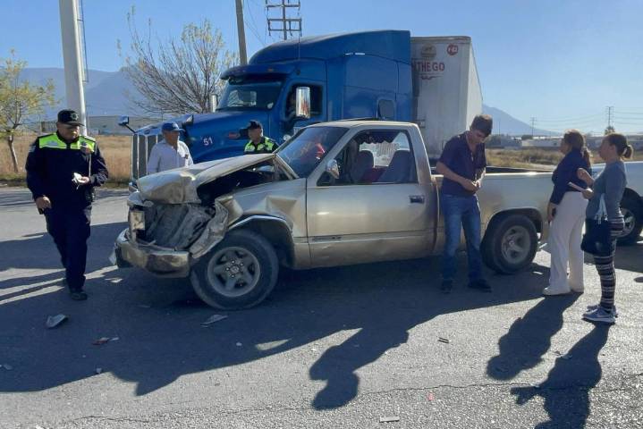 Septuagenario dice ‘no ver’ camioneta y la impacta, al sur de Saltillo