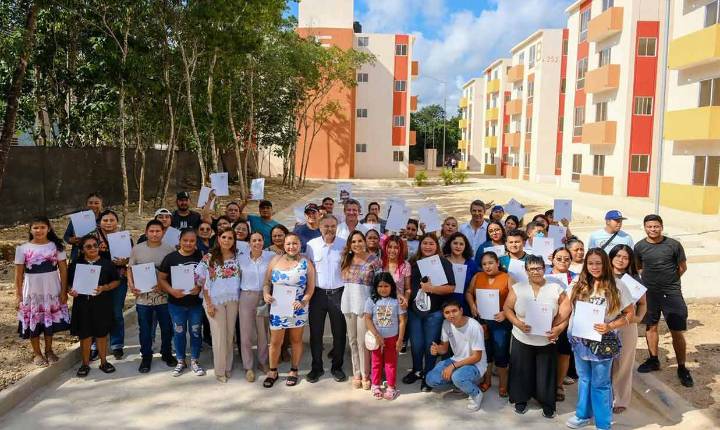 Entregan Mara Lezama y Octavio Romero el acceso a hogares dignos para familias trabajadoras en Cancún con el programa Viviendas para el Bienestar