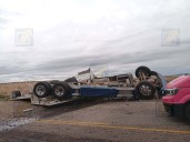 Vuelca tráiler en carretera Satevó a Delicias