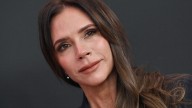 Victoria Beckham lleva las uñas navideñas que sí rejuvenecen las manos a los 50+