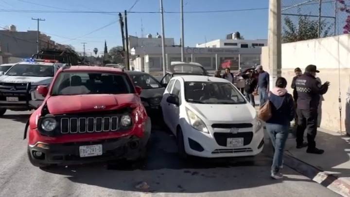 Ignora alto y provoca accidente; causa conductora daños materiales