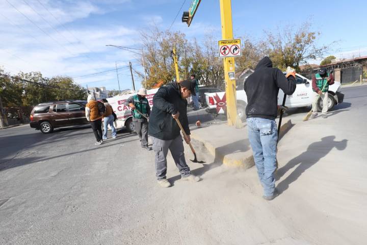 ¡Precaución! Piden a automovilistas cuidar a trabajadores que limpian avenidas