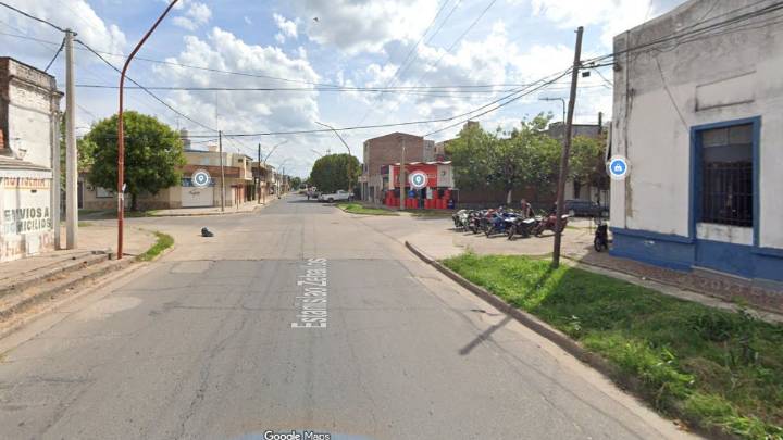 Tres hombres en dos motos chocaron a una ciclista para robarle y le fracturaron una muñeca