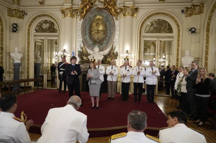 Milei encabezó la ceremonia de ascenso de oficiales de las Fuerzas de Seguridad
