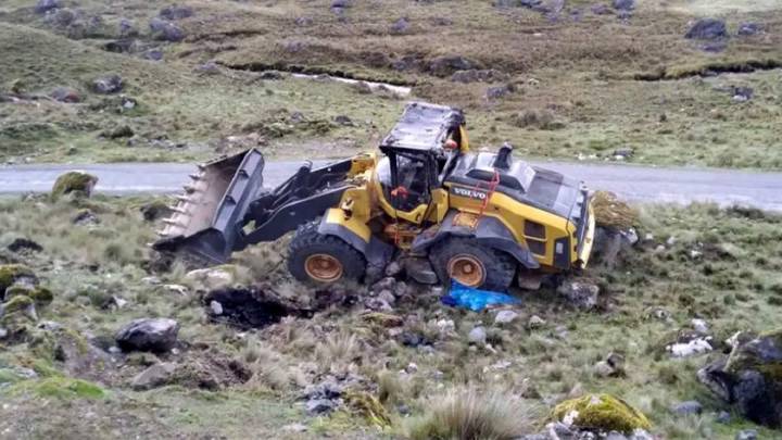 Carabaya: Un trabajador muere y otro resulta herido al volcarse cargador frontal en carretera de Saco
