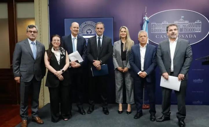 Reforma laboral, expropiaciones y recursos: los cambios que propuso el Consejo de Mayo para la economía