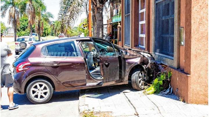 Concepción del Uruguay: conductor alcoholizado se subió a la vereda y chocó con un comercio