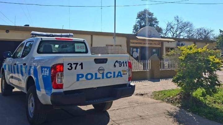 Un hombre y su pareja fueron detenidos tras amenazar con un cuchillo al padre