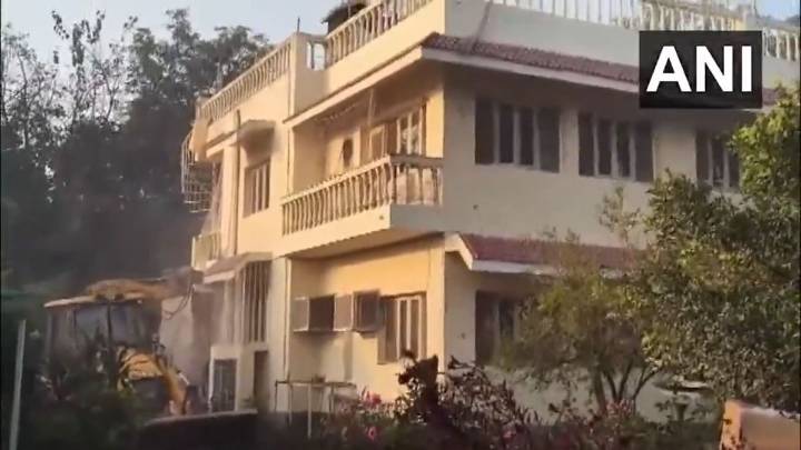 DDA demolishes illegal farmhouses in Sainik Farms, recovers 4.5 acres