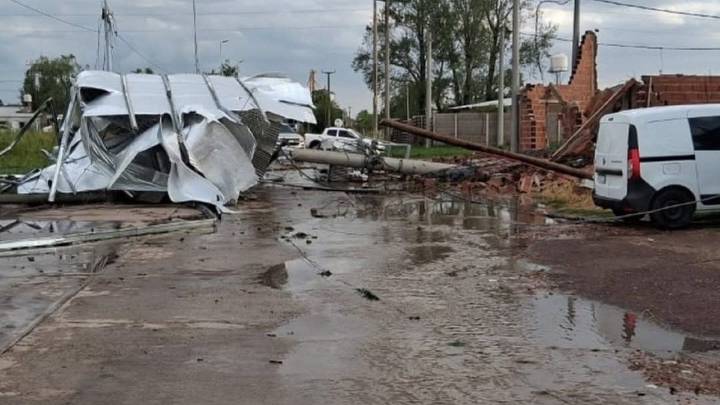 Destrozos y cortes de luz en la Provincia de Buenos Aires por un fuerte temporal