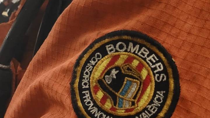 Los bomberos trabajan para extinguir un peligroso incendio en una nave en pleno centro de Alzira