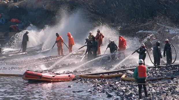 Why the disastrous 1989 Exxon Valdez oil spill looms large over northern pipeline debate