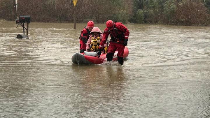 Inundaciones en Washington, festivales de luces y otras imágenes del día