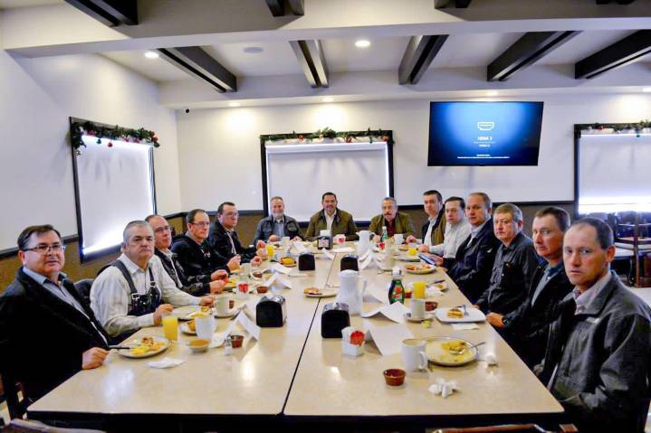 Sostiene Pérez Cuéllar diálogo con comunidad menonita en Cuauhtémoc durante gira estatal