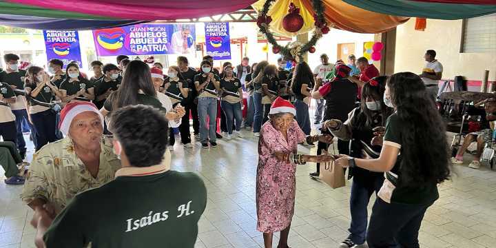 Llevan alegría navideña al Geriátrico de Maturín