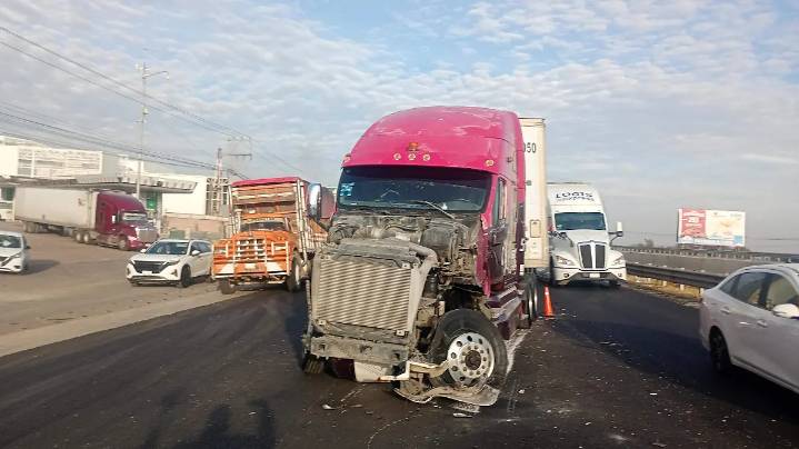 Choque de titanes colapsa la federal 57