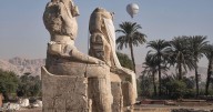 Egipto revela estatuas colosales restauradas de un faraón en Luxor