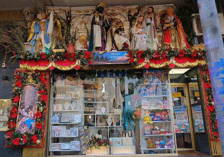 El Belén que emociona a Virgen del Remedio: un escaparate artesanal que recupera la Navidad más alicantina
