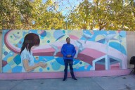 Profesor pinta mural con sus alumnas y gana concurso del muro cívico del IEE