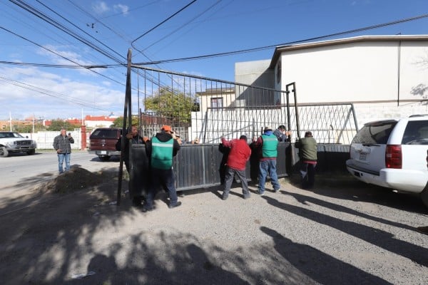 Quitan rejas colocadas para cerrar calles en Fuentes del Valle
