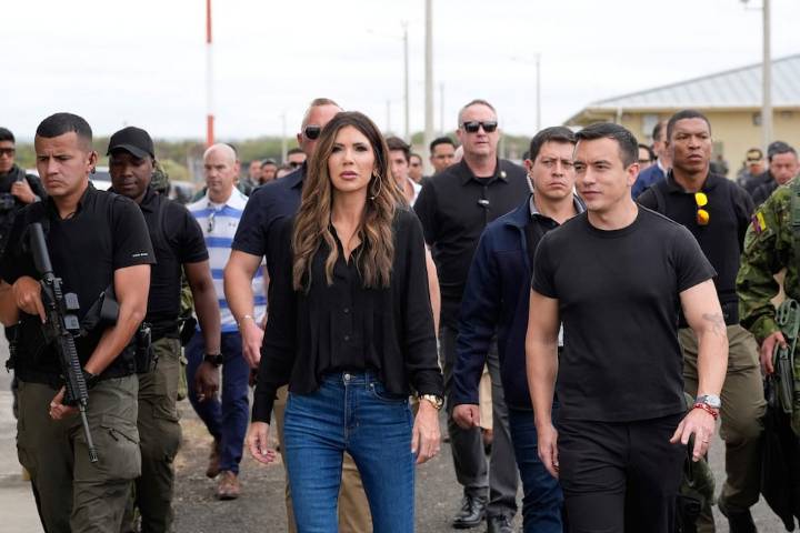 Kristi Noem confirma que EE. UU. ampliará su veto de viajes a más de 30 países