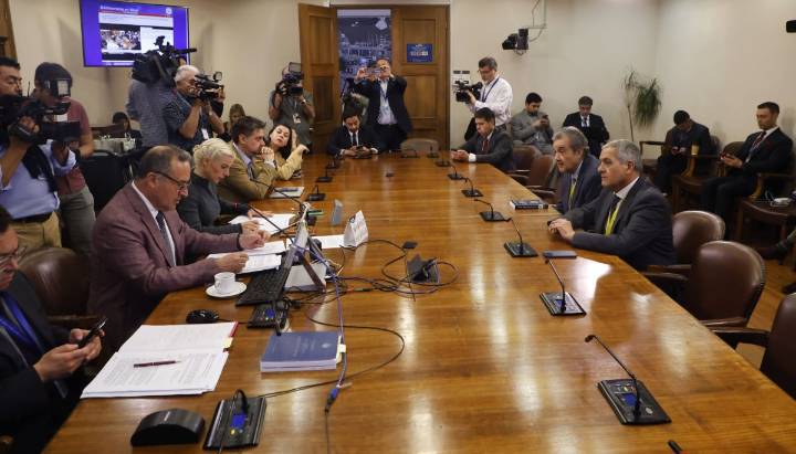 Comisión revisora de Cámara aprueba la acusación constitucional contra ministro Simpertigue: libelo será votado en sala