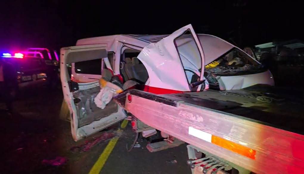 Deja cuatro lesionados, choque de Van contra plataforma