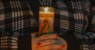 Ruega a la Virgen por el regreso de su hija, desaparecida desde 2021