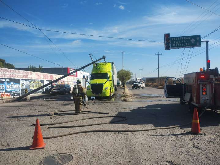 Tráiler tira cables y luego se incendia; ocurrió en bulevar Carrola Antuna
