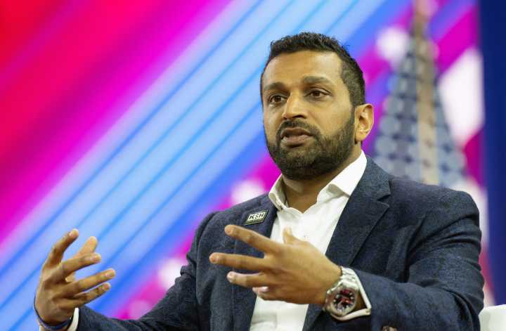 FBI director orders agents to drive girlfriend's drunk friend: sources