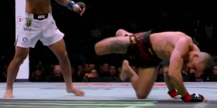 Un luchador de UFC cayó mal, sufrió una escalofriante lesión y perdió el título mundial en una decisión que desató un debate