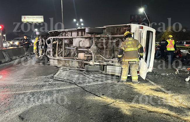 Volcadura de transporte de personal en Venustiano Carranza deja 16 trabajadores lesionados
