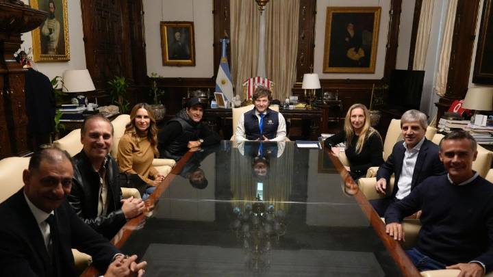 Javier Milei recibió al polista Adolfo Cambiaso en su despacho: la particularidad de la foto