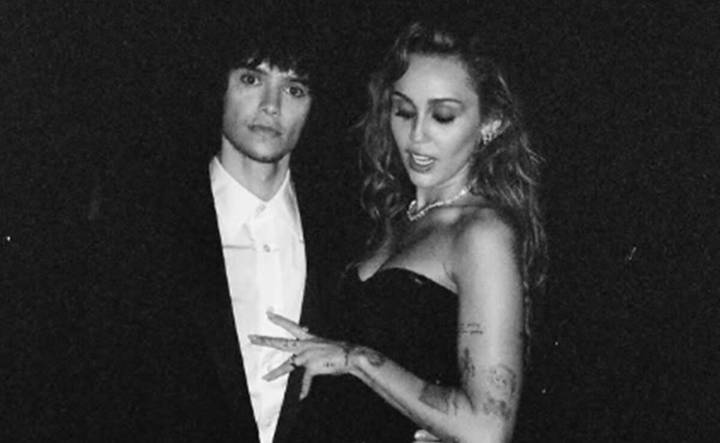 Él es Maxx Morando, el artista que acompaña a Miley Cyrus rumbo al altar