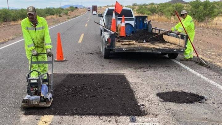 Bachea SICT y da mantenimiento a carretera a Delicias📸