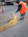 Gobierno de la Capital mejora la imagen urbana con pintado de guarniciones en la calle Belisario Domínguez