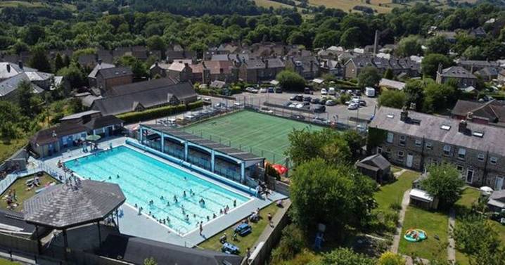 Peak District village brimming with pubs, scenic walks and outdoor swimming pool