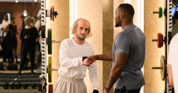 Gym-goers' jaws drop as 'old man' steps into room and does something incredible