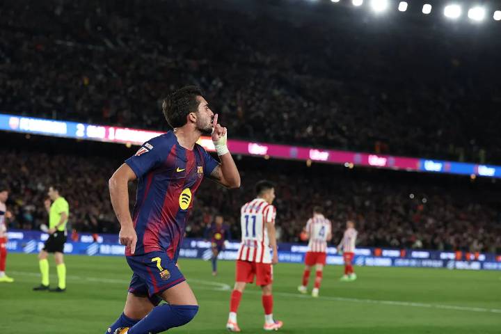 El Barça se lleva un duelo tan eléctrico como accidentado ante el Atlético