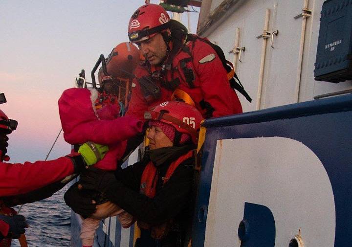 El 'Aita Mari' rescata a 26 personas a la deriva en el Mediterráneo Central