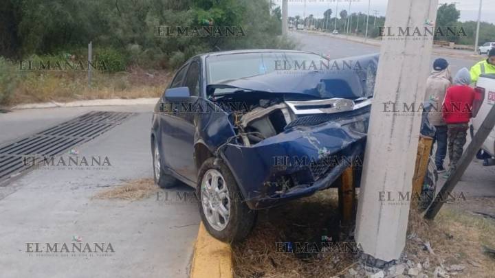 Conductor 'fantasma' destroza su carro al estrellarse con poste de CFE en la Carretera Nacional