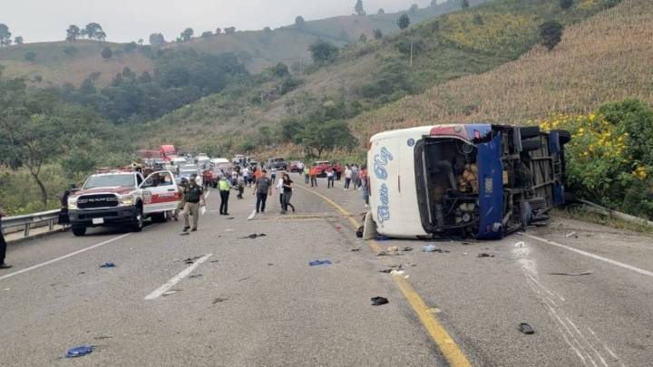 Volcadura de autobús en autopista de Chiapas deja dos muertos y 22 heridos; jornaleros indígenas viajaban a Sonora