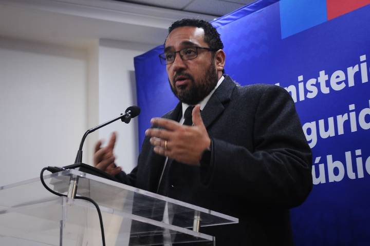 “Implica un cambio cultural”: ministro Cataldo valora aprobación de ley que prohíbe uso de celulares en los colegios