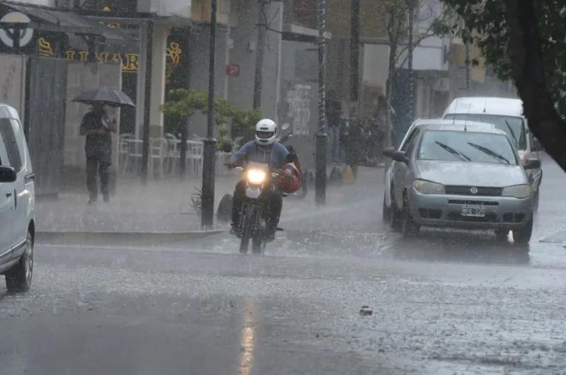 Un fuerte chaparrón sorprendió a la Capital: llovió y minutos después volvió a salir el sol