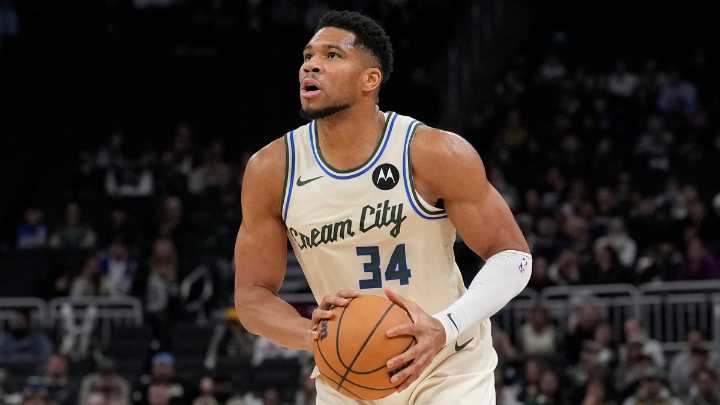 Giannis Antetokounmpo injury: Bucks star leaves game vs. Pistons amid trade rumors