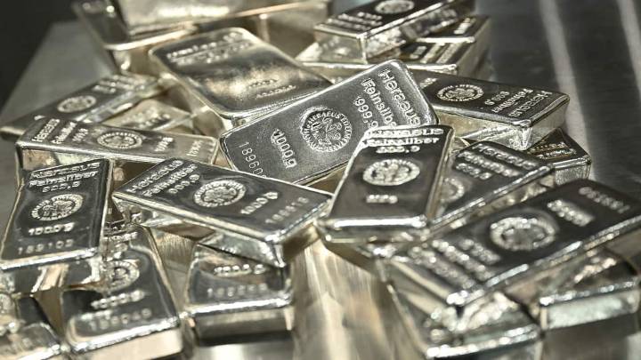 Spot silver climbs to $60 per ounce for first time
