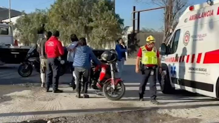 Conductor provoca accidente en carretera Los Pinos y deja a par de motociclistas lesionados