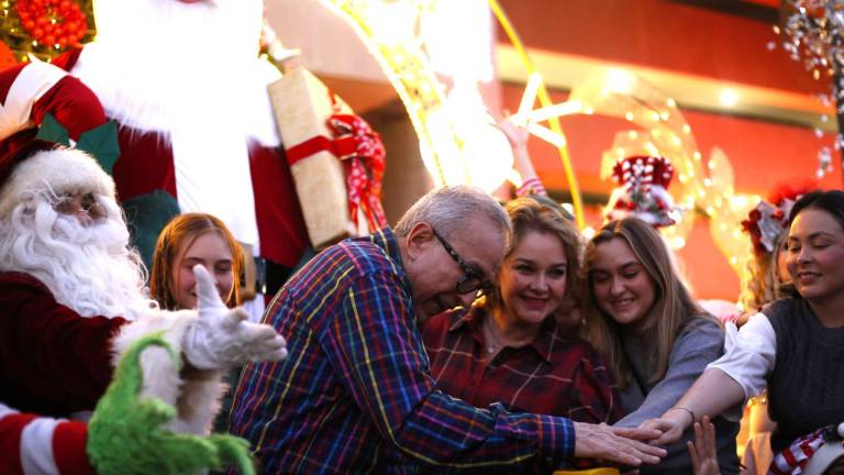 Encienden árbol navideño y arranca pista de hielo en Palacio de Gobierno, en Culiacán