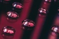 Un nuevo estado híbrido de la materia: científicos descubren cómo los sólidos se mezclan con los líquidos