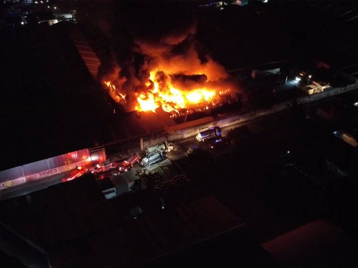 Se incendia fábrica de colchones en Ixtapaluca; al parecer, el fuego inició por cohetes